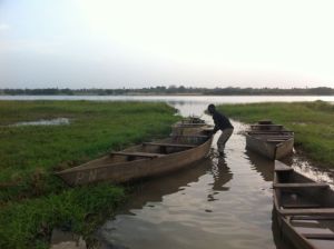 Barque à fond plat du lac Tengrela.