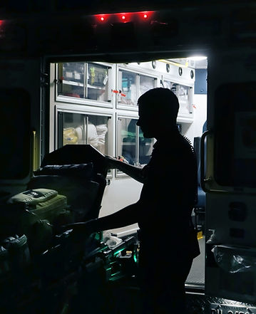 Un paramedic devant une ambulance 