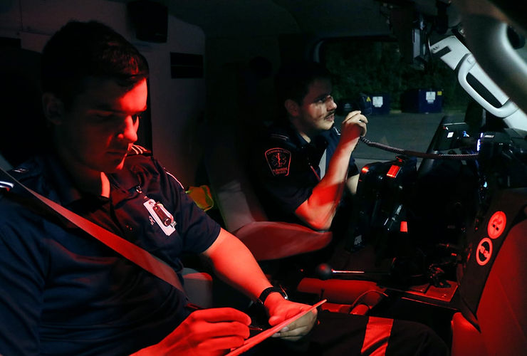 Deux paramedics dans une ambulance de nuit